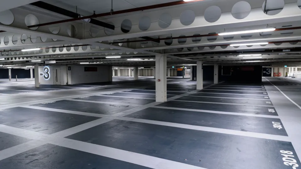 Parkeringsplasser og fly hangarer